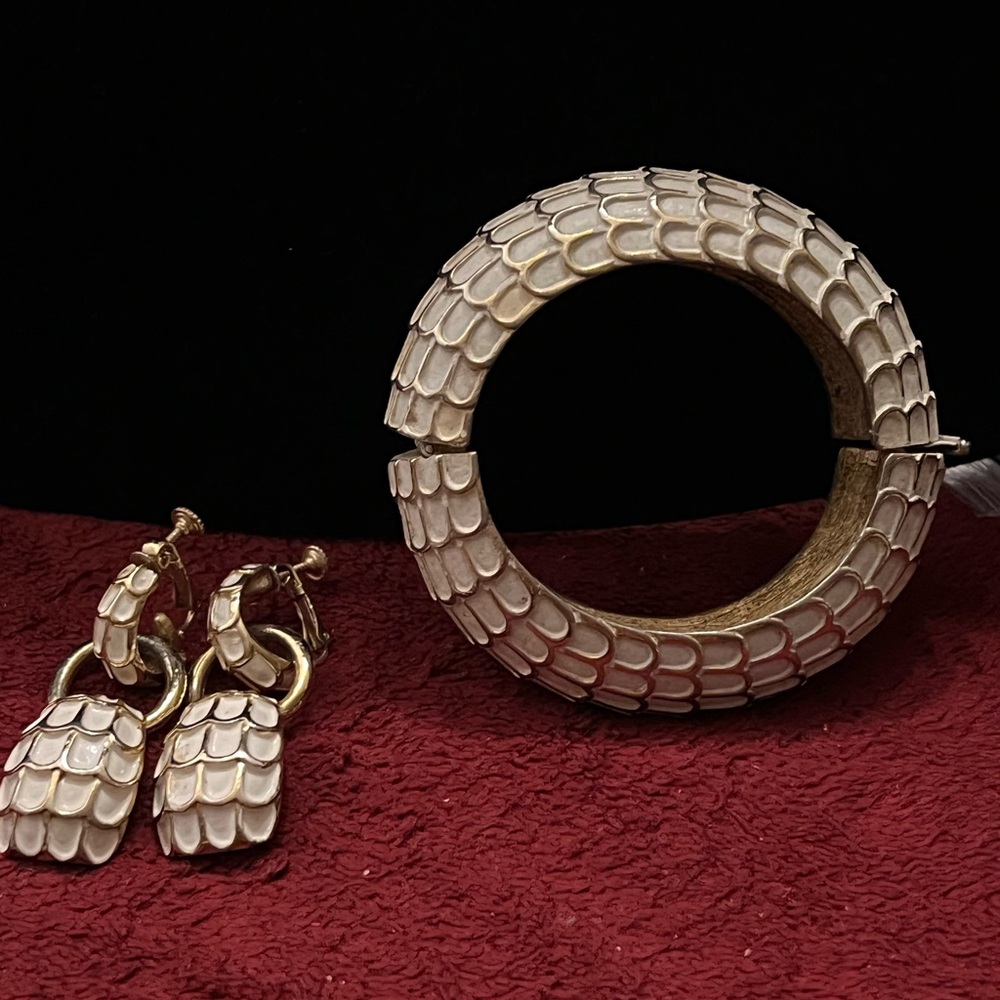 Elegant Gold and Cream Jewelry Set